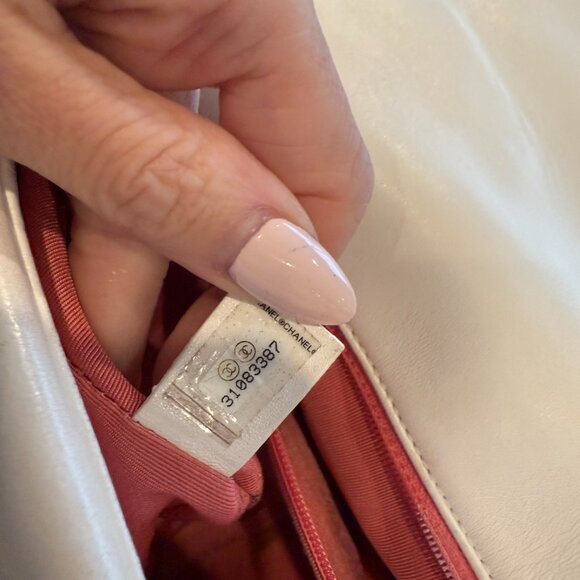 CHANEL White and Gold Shoulder Bag - Picture 12 of 12